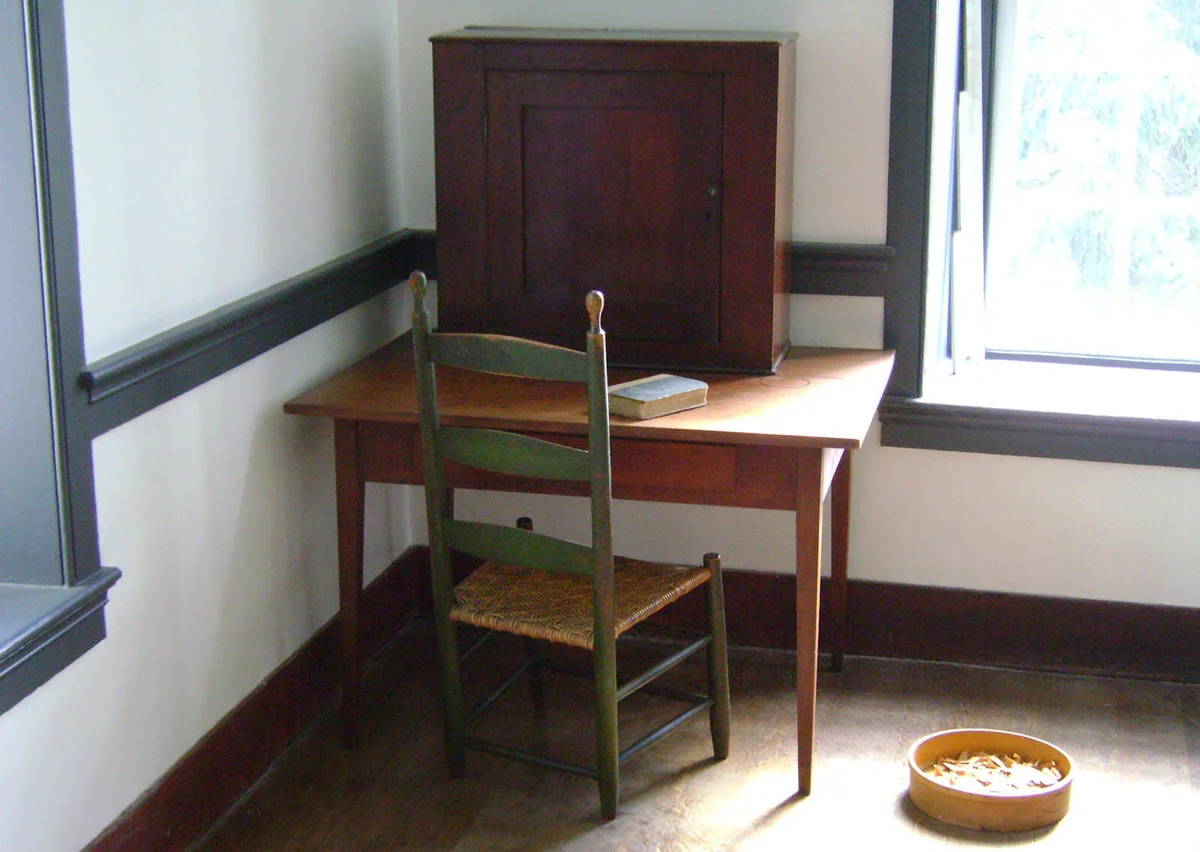 Shaker student desk