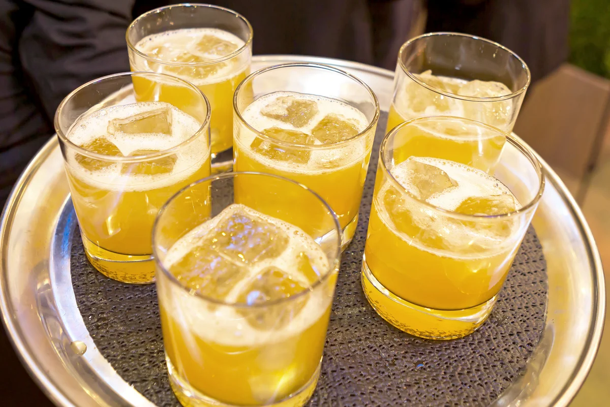 Serving ginger cocktails