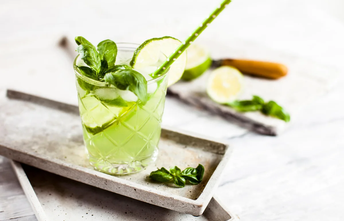 Gin basil smash with lime
