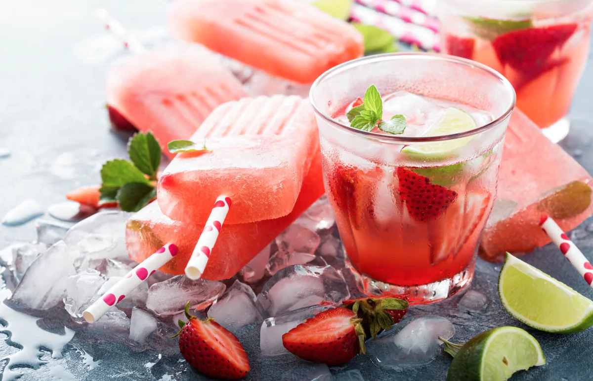 Strawberry mojito popsicles with lemonade, lime and mint