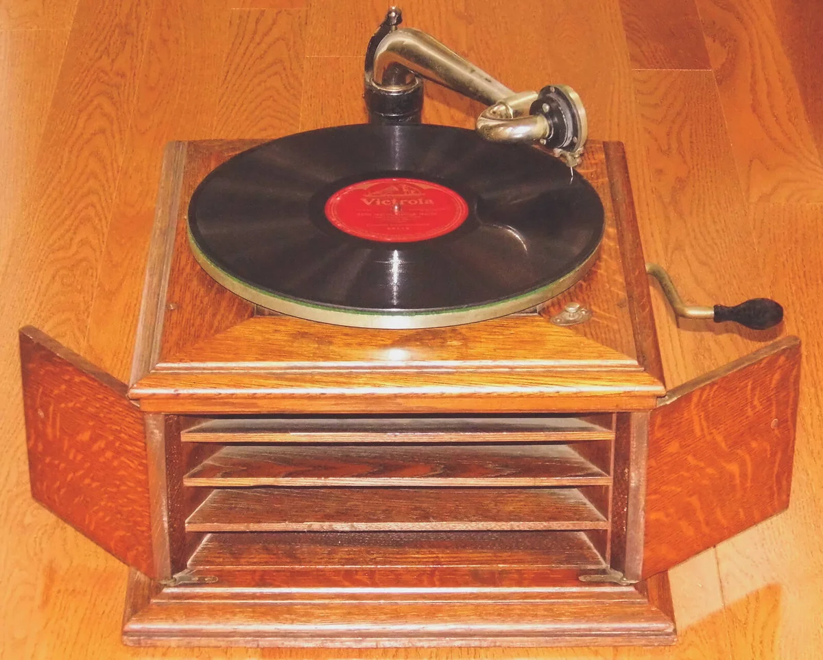 Vintage Victrola VI, Victor Talking Machine Company, Oak Cabinet, Made In USA, Circa 1911 - 1926