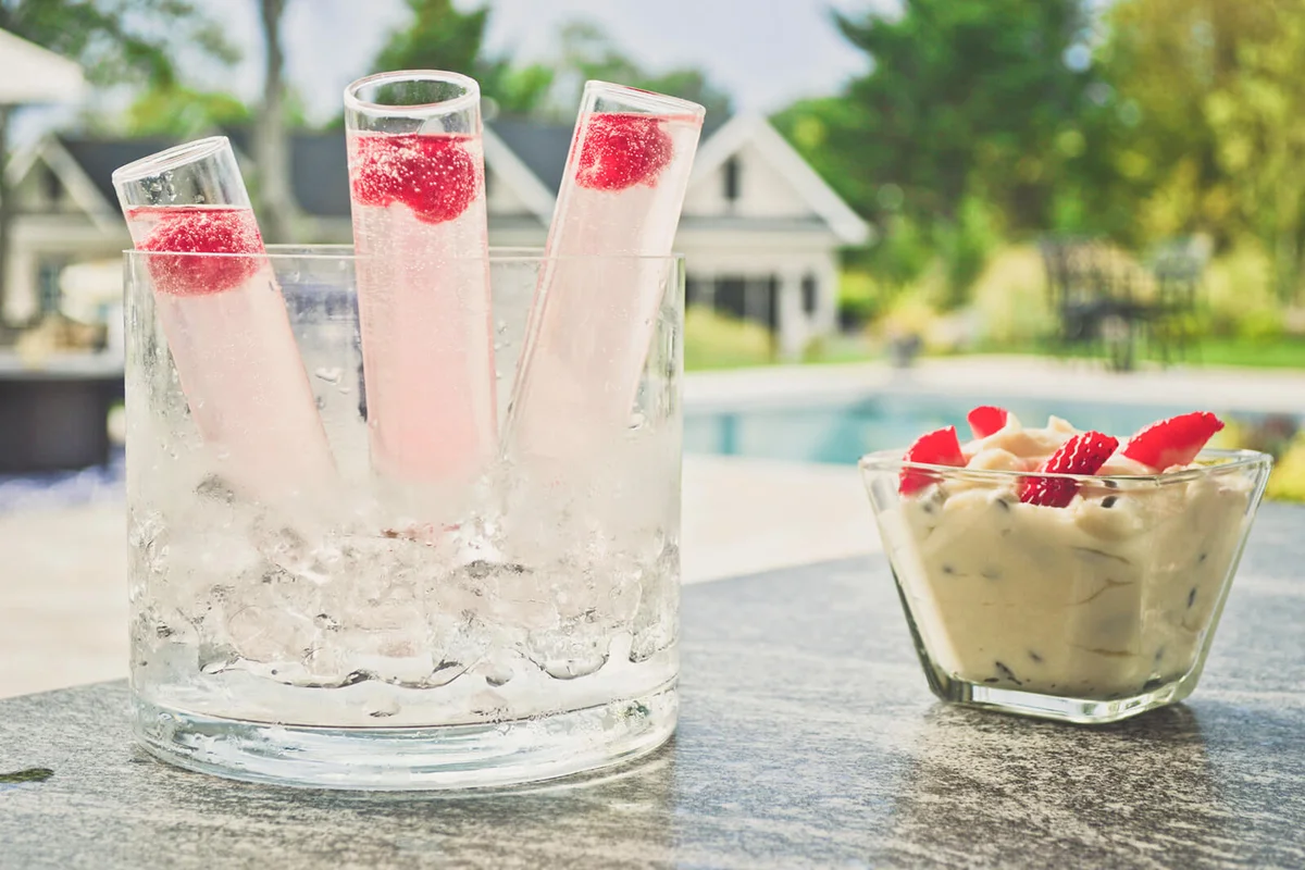 Prosecco bellini with rasberry and cannoli cream with strawberry