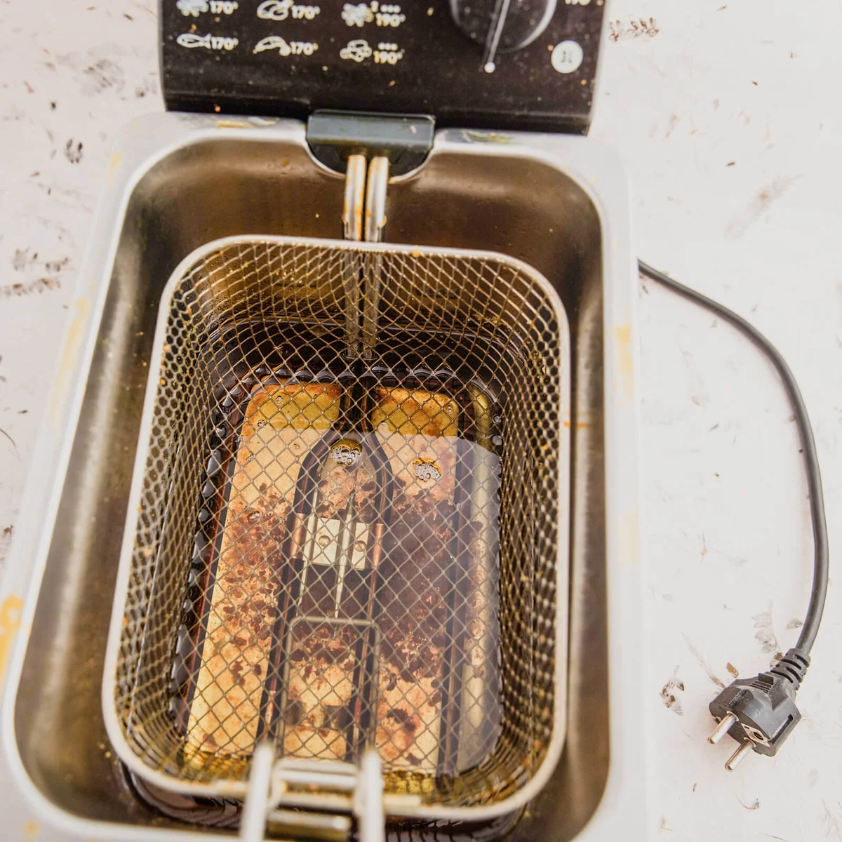 Deep fryer with oil
