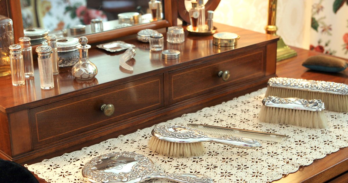 Vintage Vanity Sets: A Look at an Elegant Essentials Vintage Vanity Sets: A Look at an Elegant Essentials