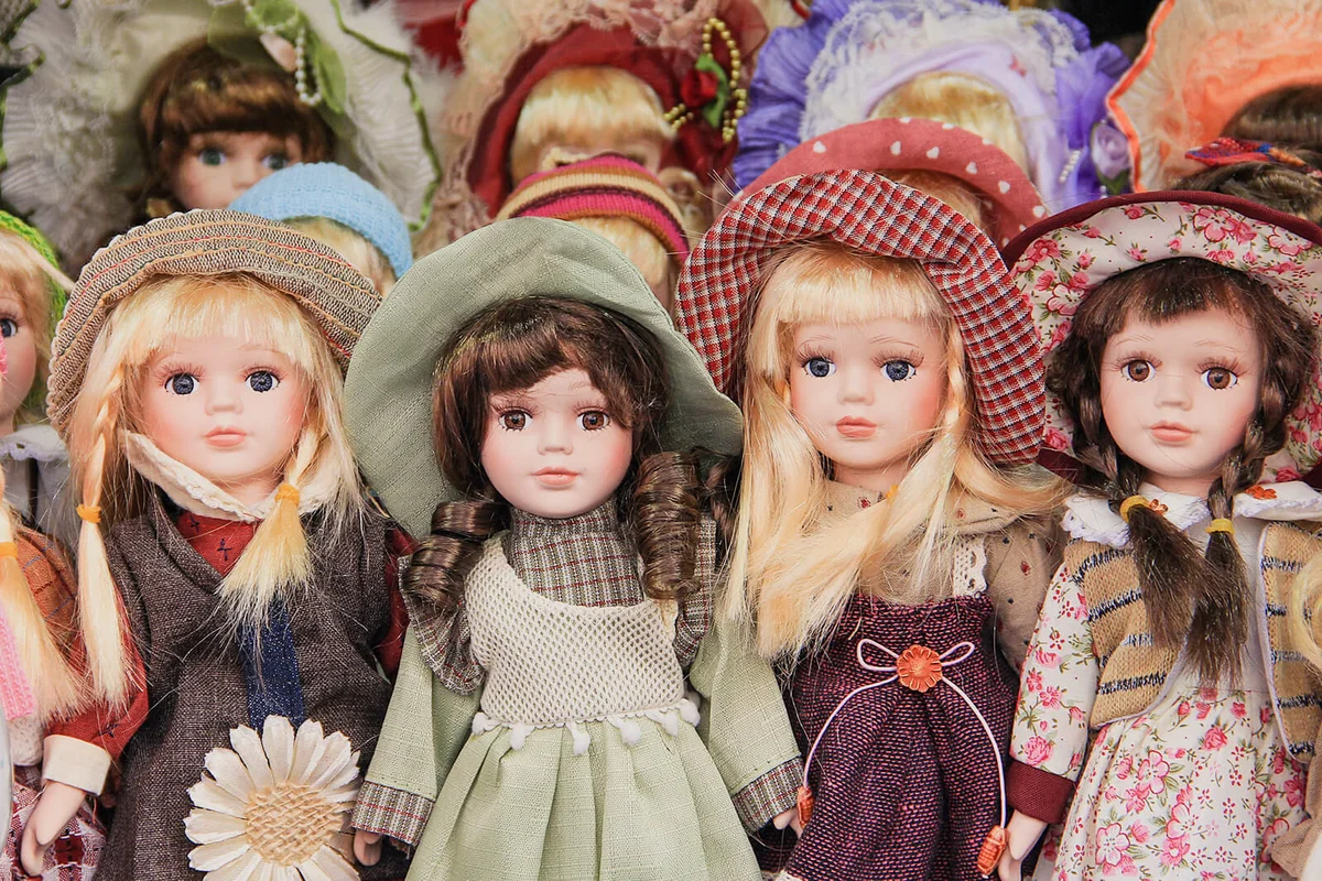 Porcelain dolls in Prague market