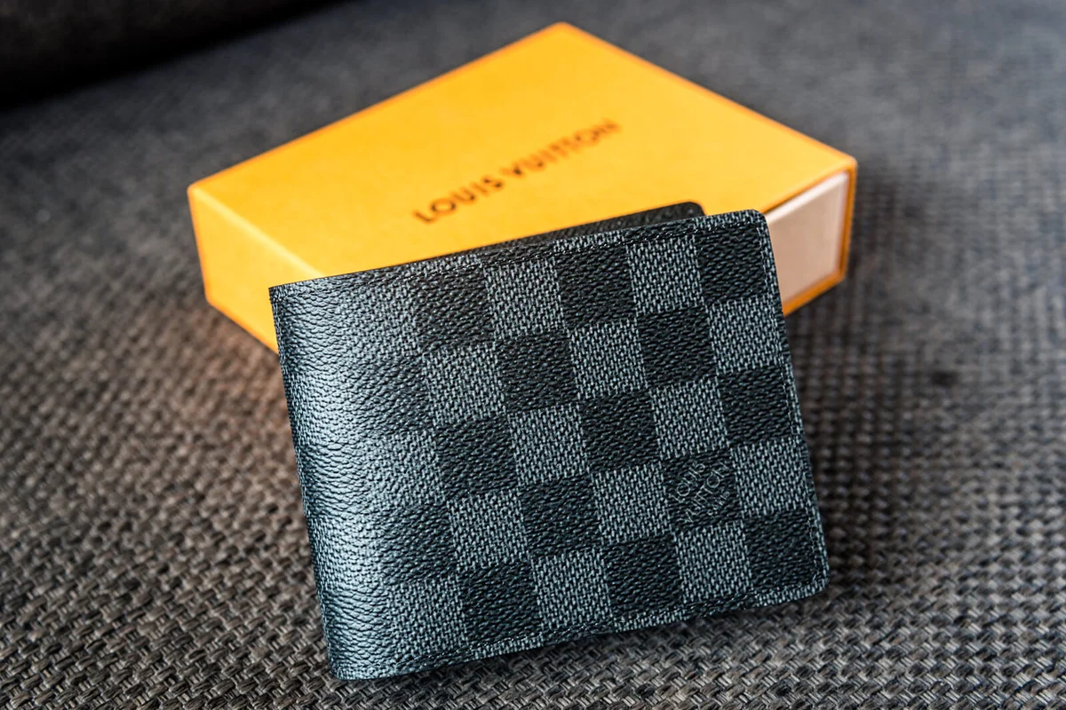 A Louis Vuitton wallet standing | ID 86304918 © Theerawat Payakyut | Dreamstime.com