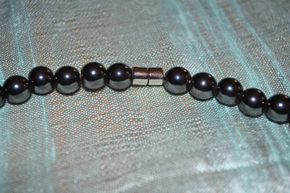 Magnetic necklace clasp