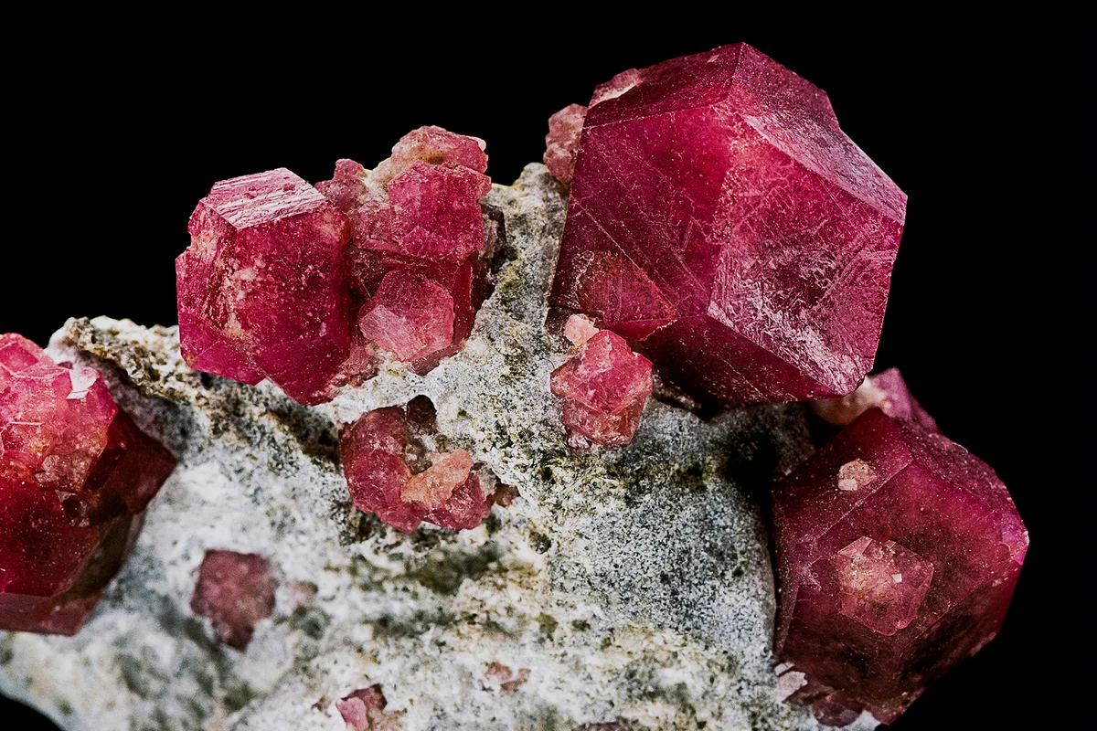 Calcium-aluminium mineral. Garnet.