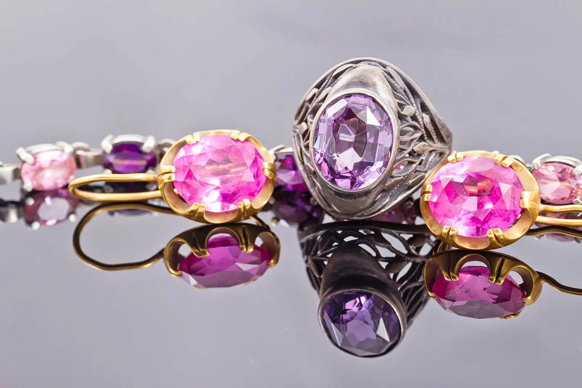 Gold rings with alexandrite