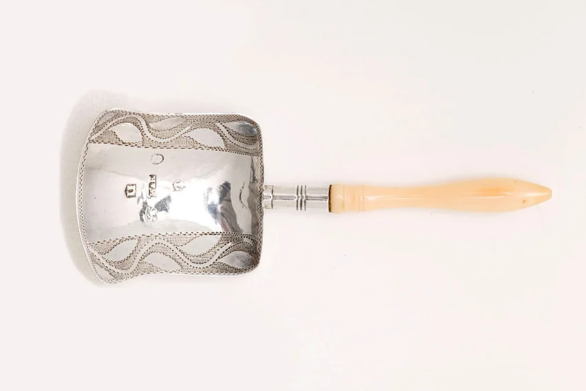 Caddy spoon with bone handle by English manufacturer Wardell & Kempson, 1811