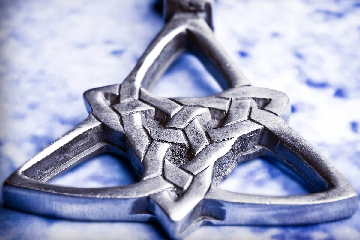 Celtic symbols Triquetra | ID 13024191 © Starblue | Dreamstime.com