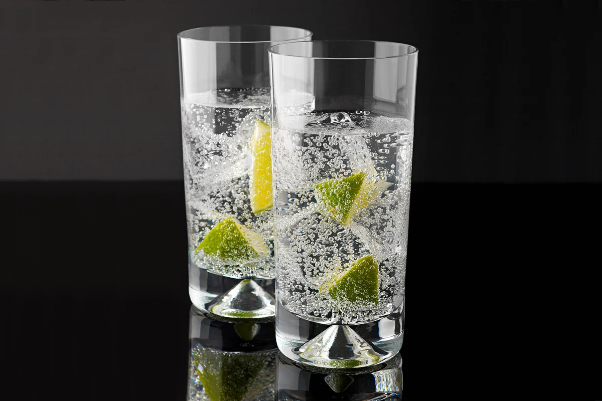 Two tumblers with gin and tonic