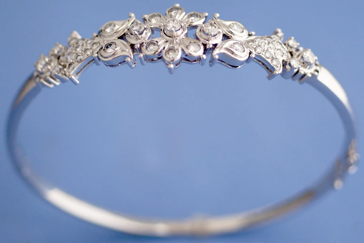 White Gold bangle bracelet studded with diamonds
