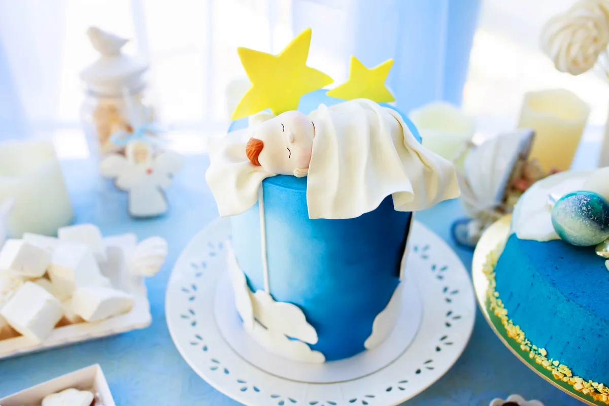 Cake decorated with sleeping newborn