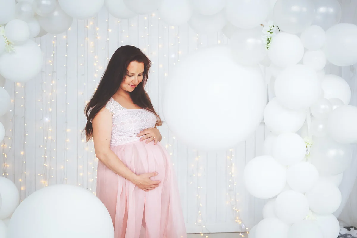 Portrait of a beautiful pregnant woman in the room with balloons