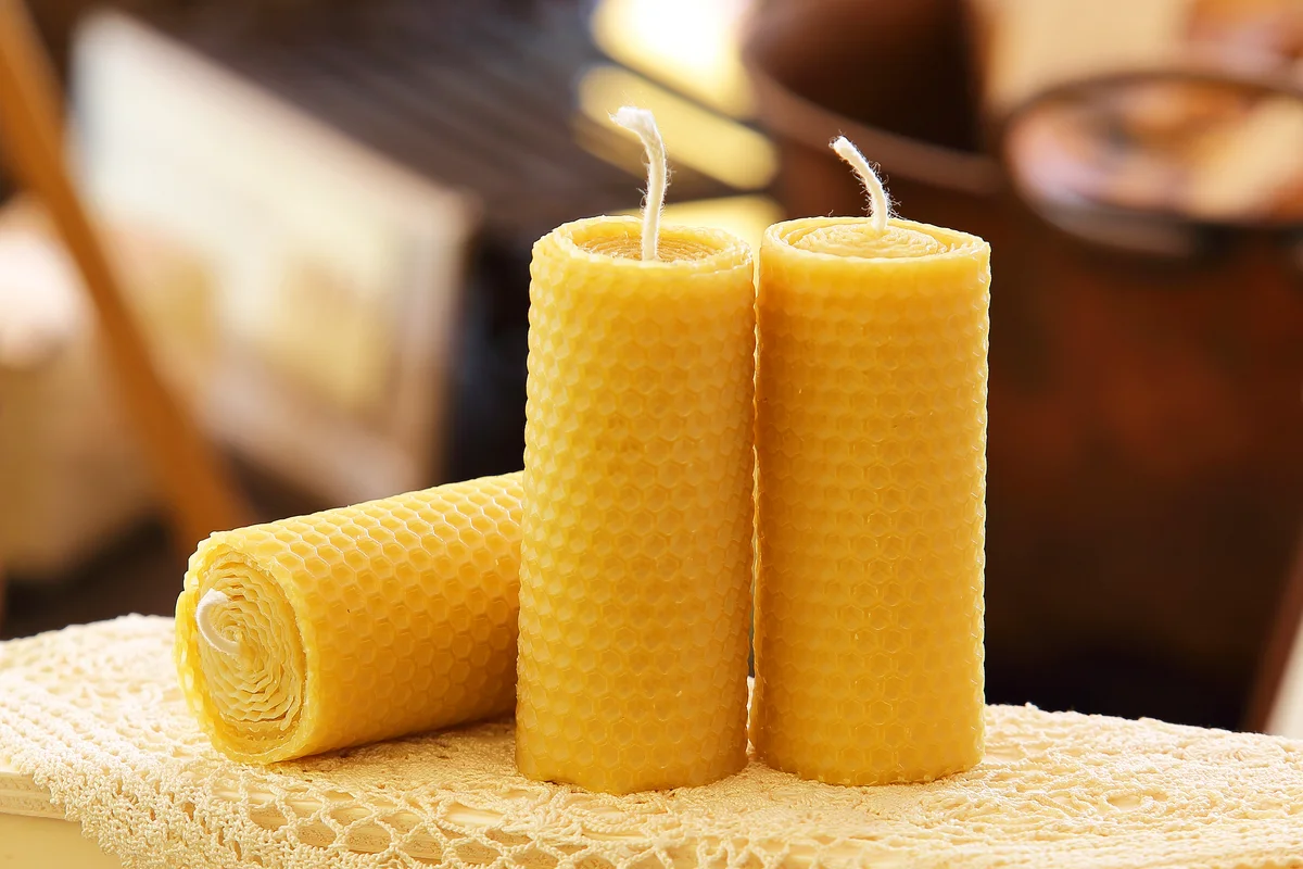 Candles with pattern in the shape of beeswax alveoli