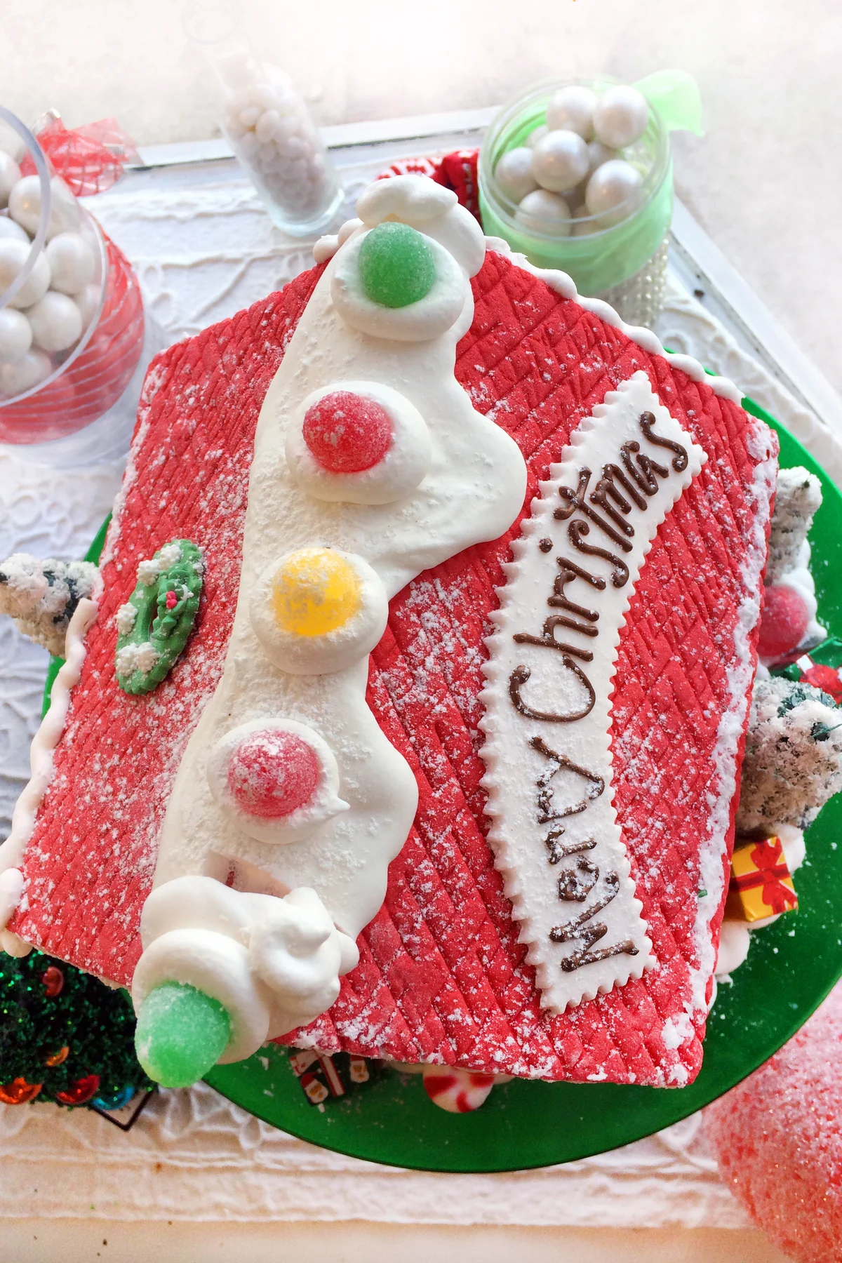 Gingerbread house roof