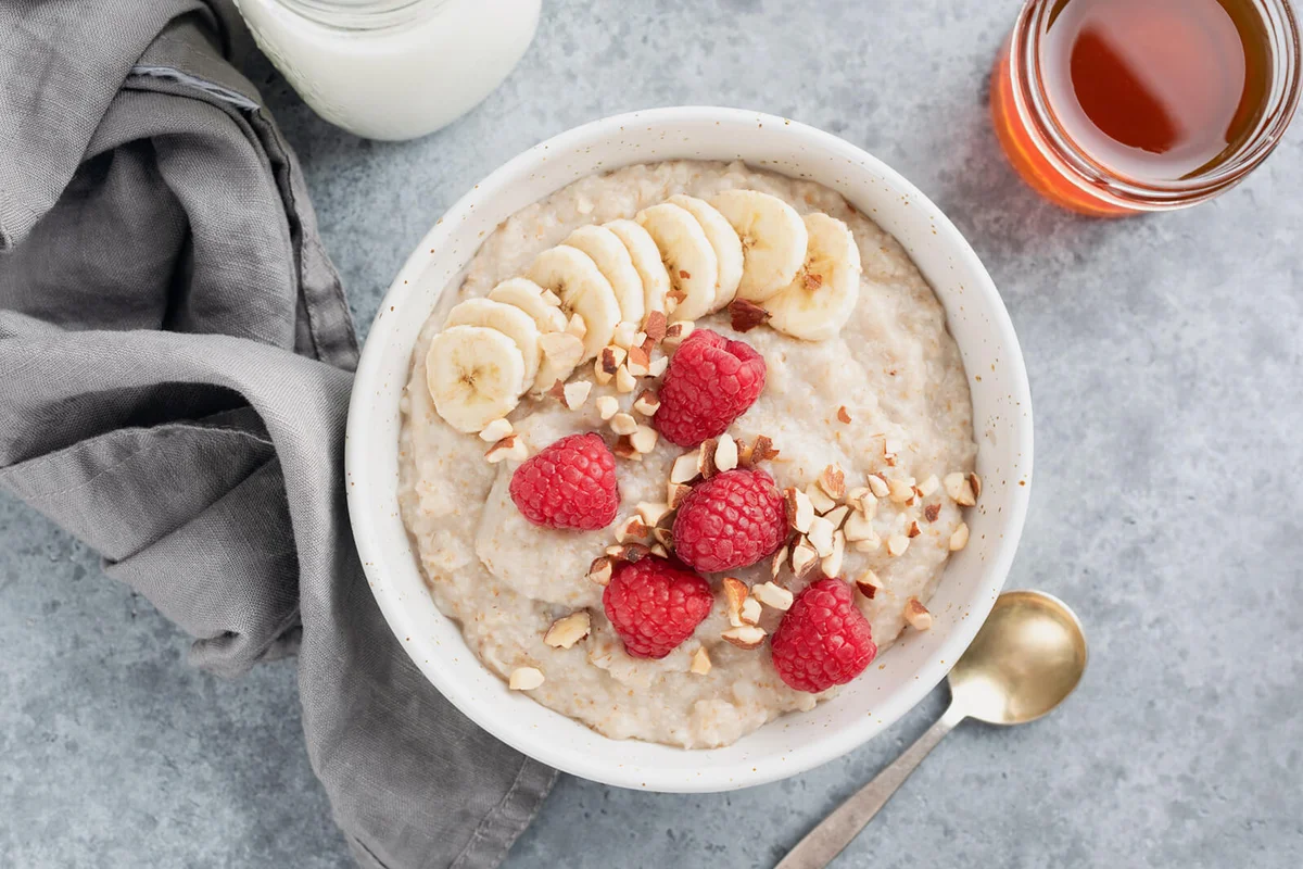 Oatmeal porridge with raspberries and banana