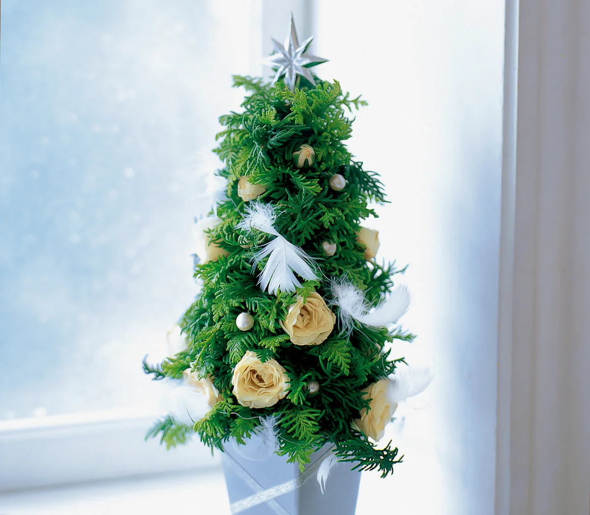 Small Christmas tree with roses and feathers