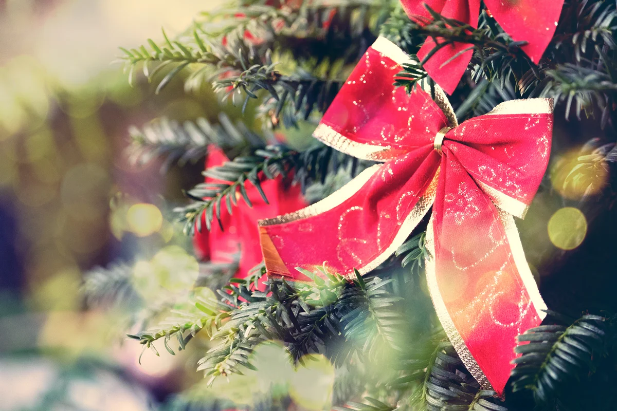 Decorating Christmas tree with ribbon