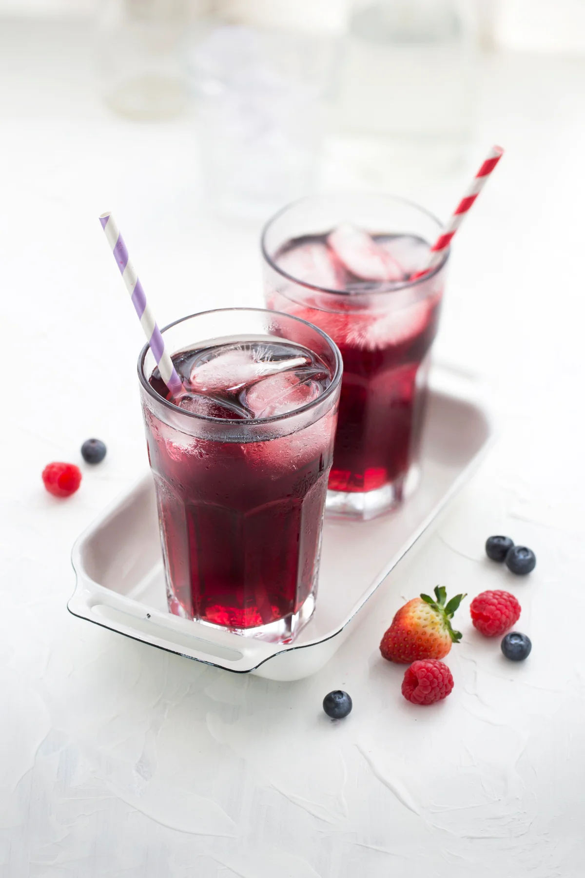 Gin and fruits in drinking glass