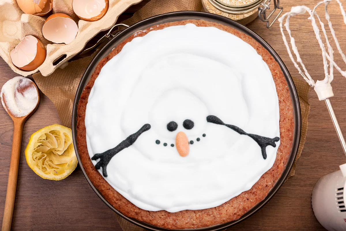 Melted snowman cake