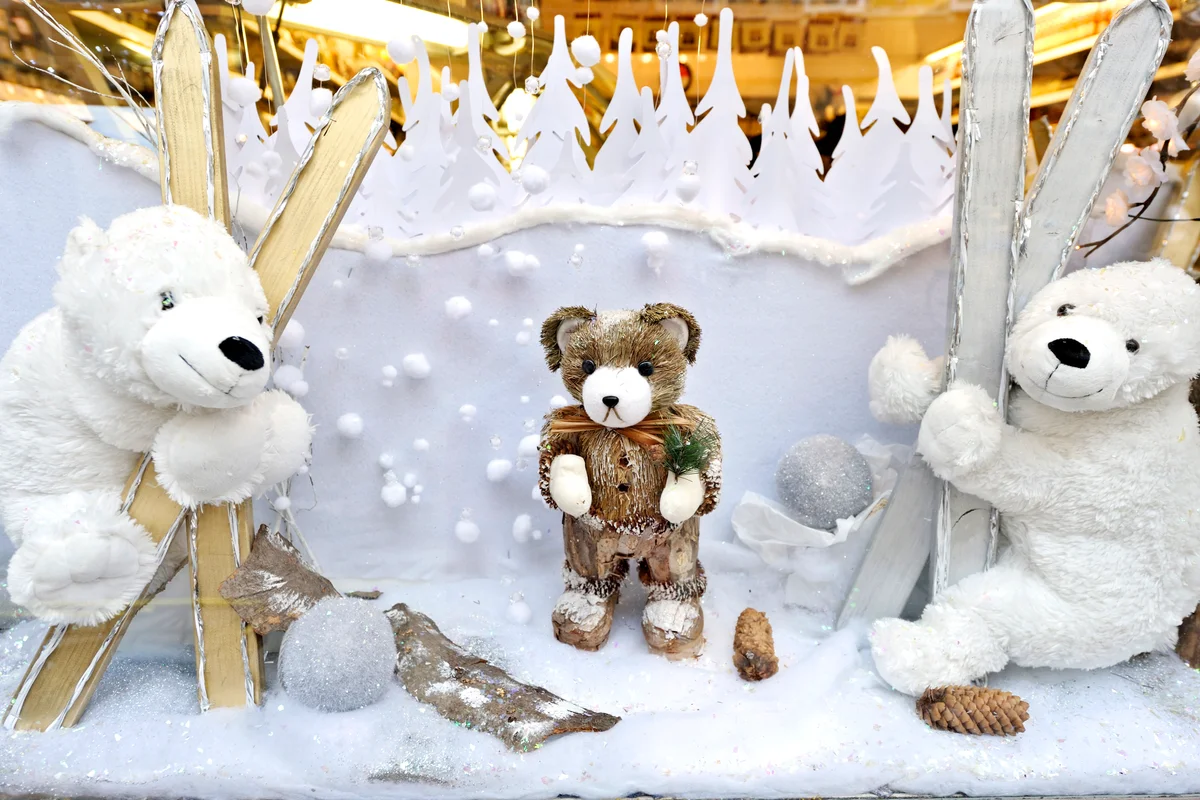 Christmas bears skiing display