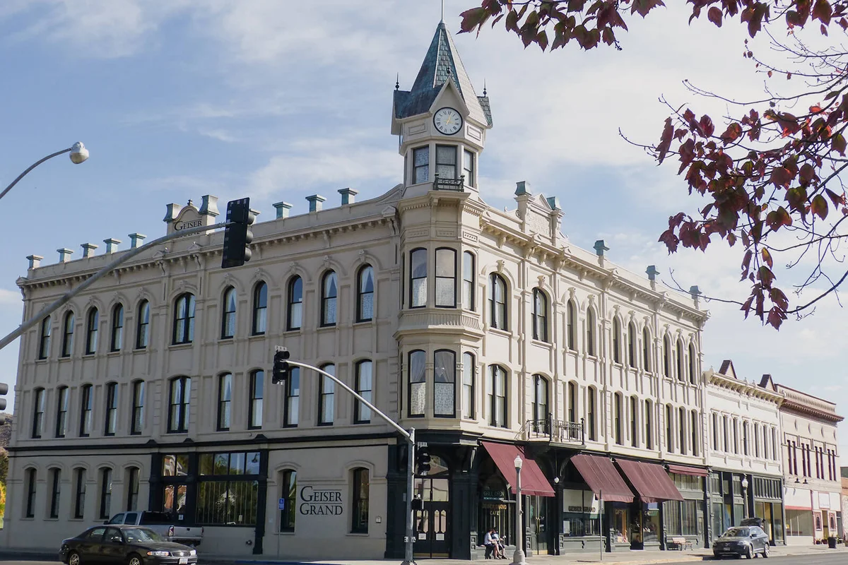 Geiser Grand Hotel, Front Corner