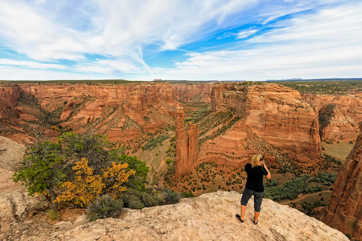 USA, Arizona, Navajo Nation, Chinle, Canyon de Chelly National Monument, tourist at Spider Rock needle
