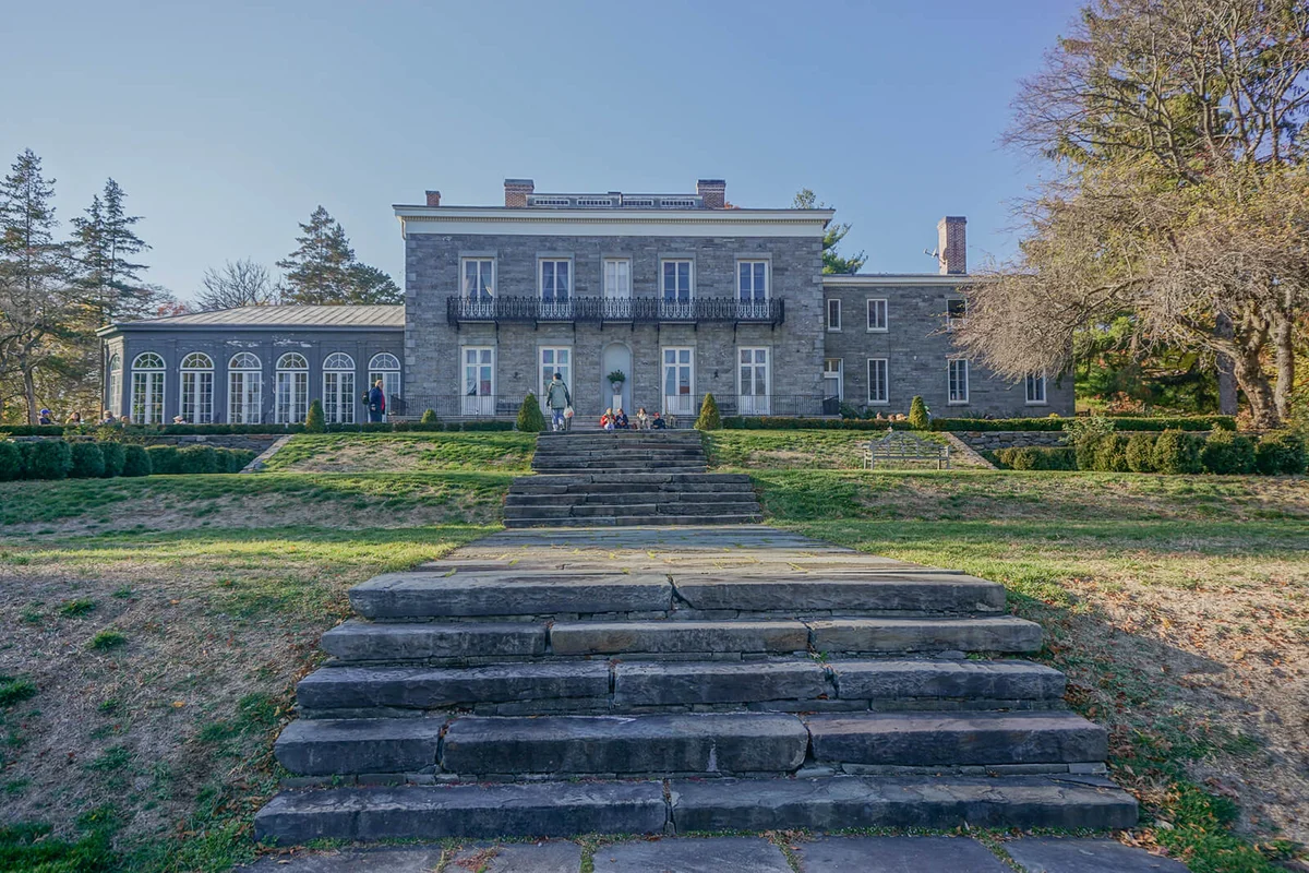 Visitors enjoying the outdoors at the Bartow-Pell Mansion, 1842 | ID 178209745 © Linda Harms | Dreamstime.com