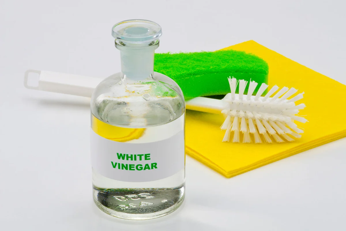 Cleaning Kitchen With White Vinegar