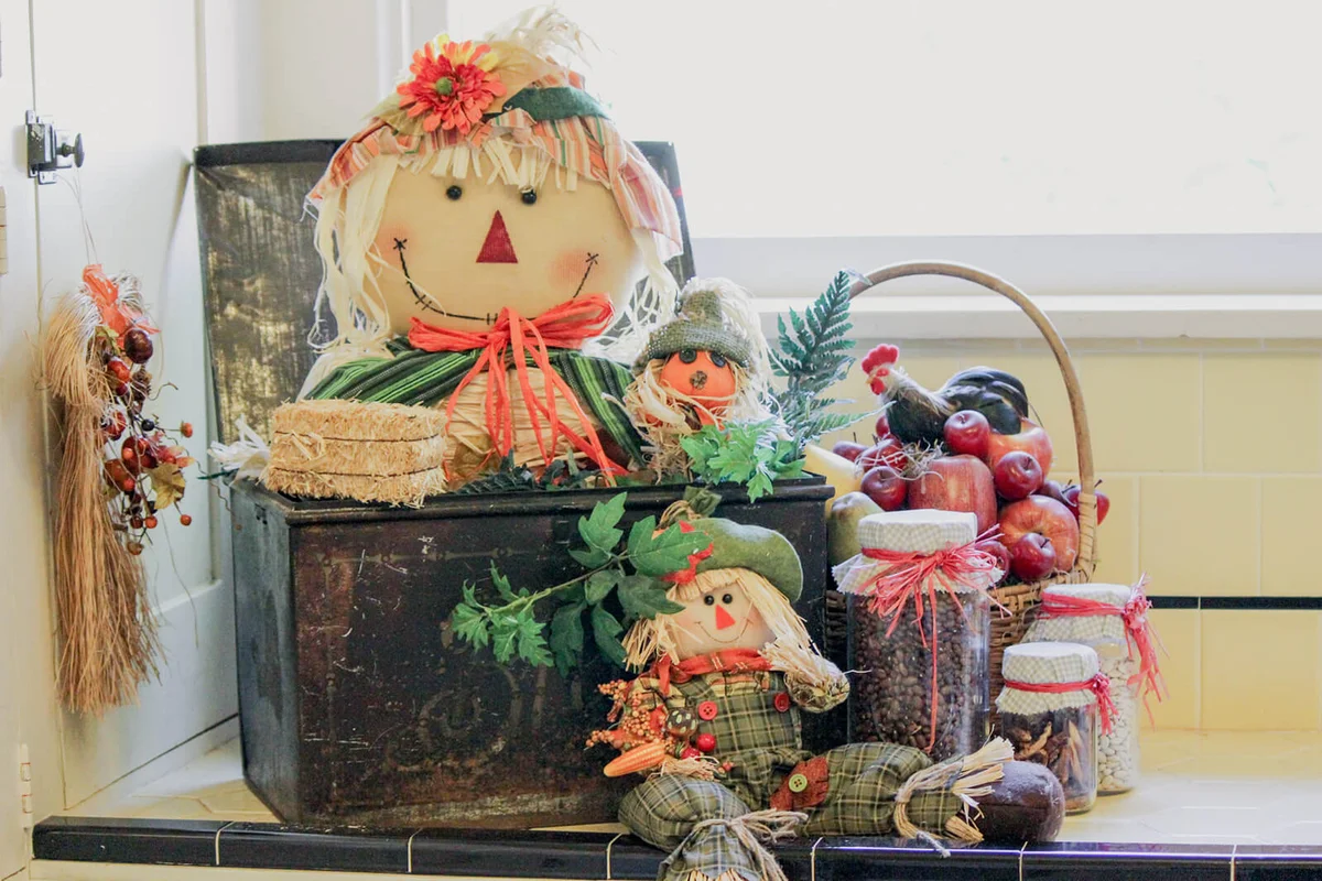 Fall decorations arranged on a counter top | ID 60984643 © Ibballin | Dreamstime.com