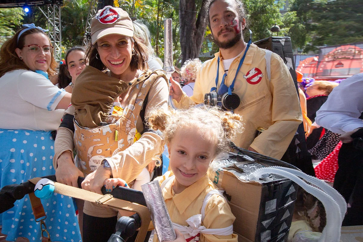 Family in Ghostbusters costumes