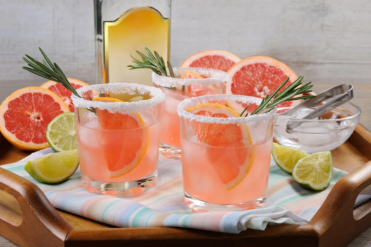 cocktail sparkling pink Paloma