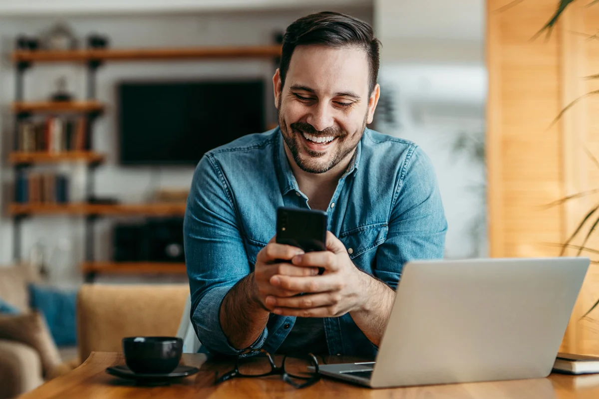 man texting introduction before blind date
