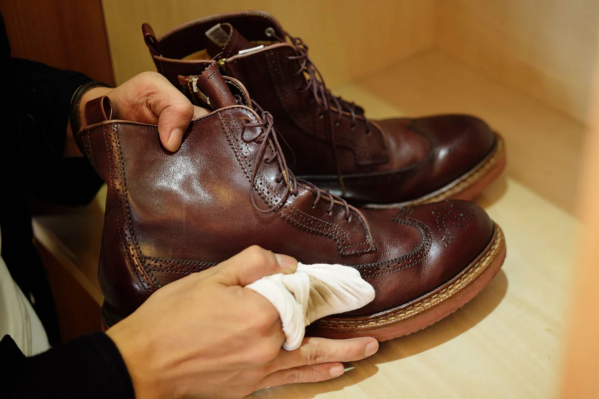 clean leather shoes natural cleaner