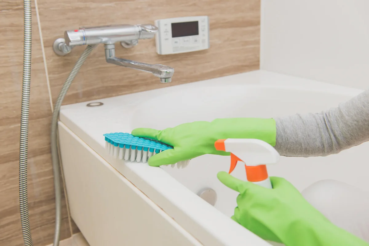 Cleaning bathroom tub