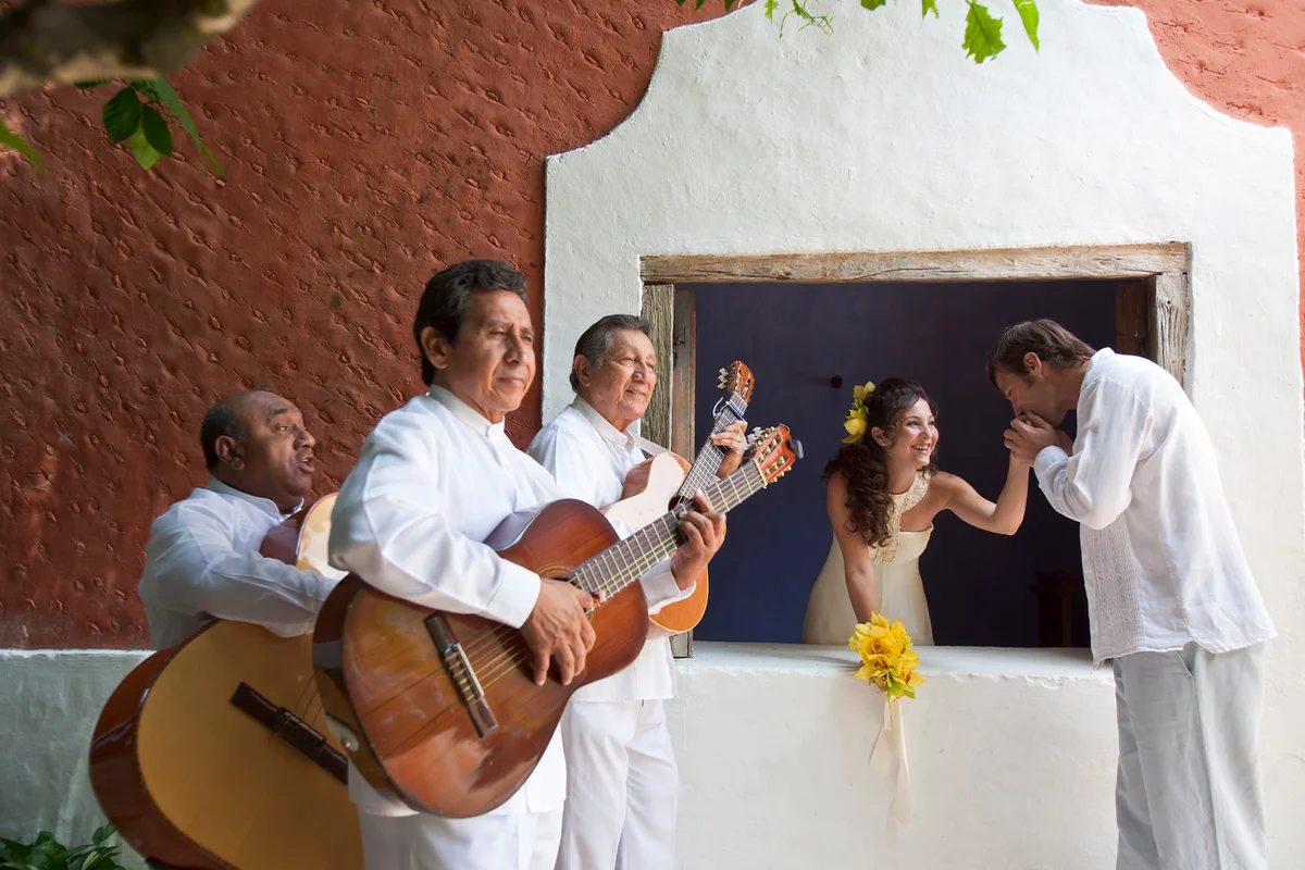 Wedding couple and musicians in Mexico