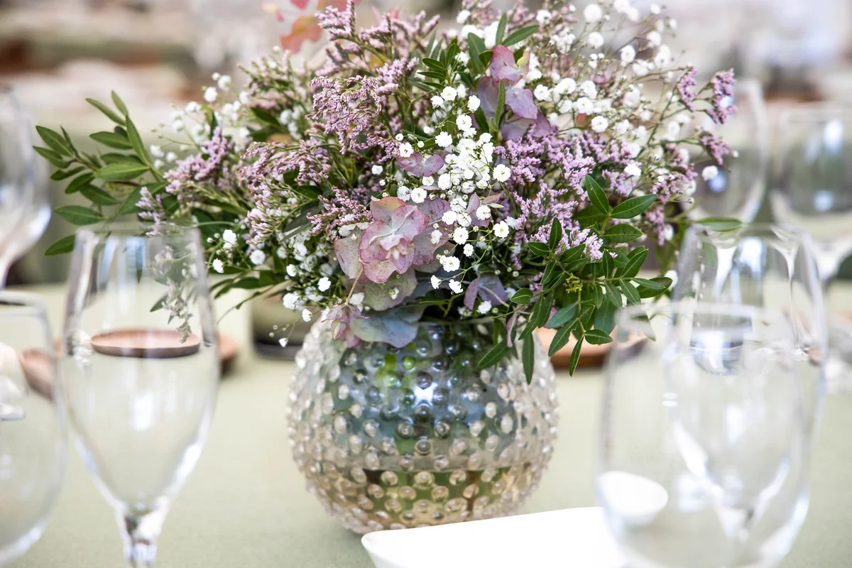 vase purple flowers