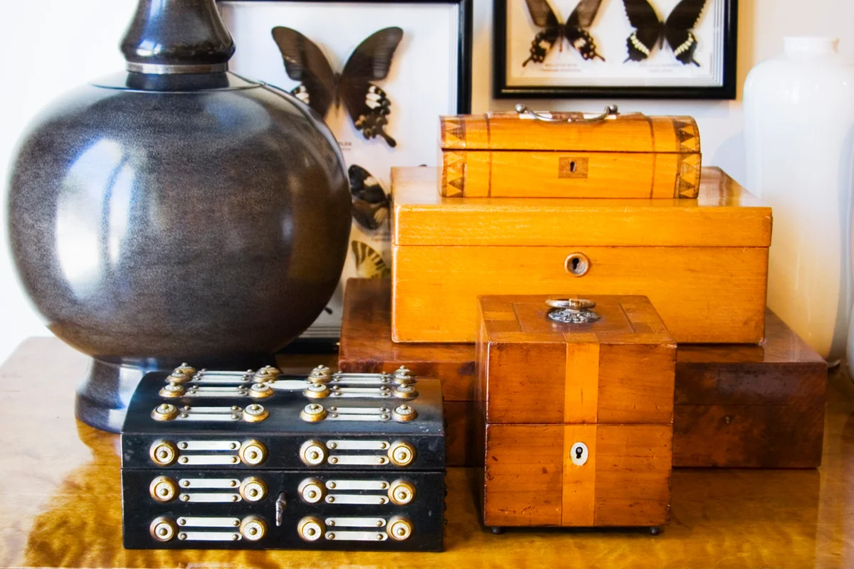antique table decor