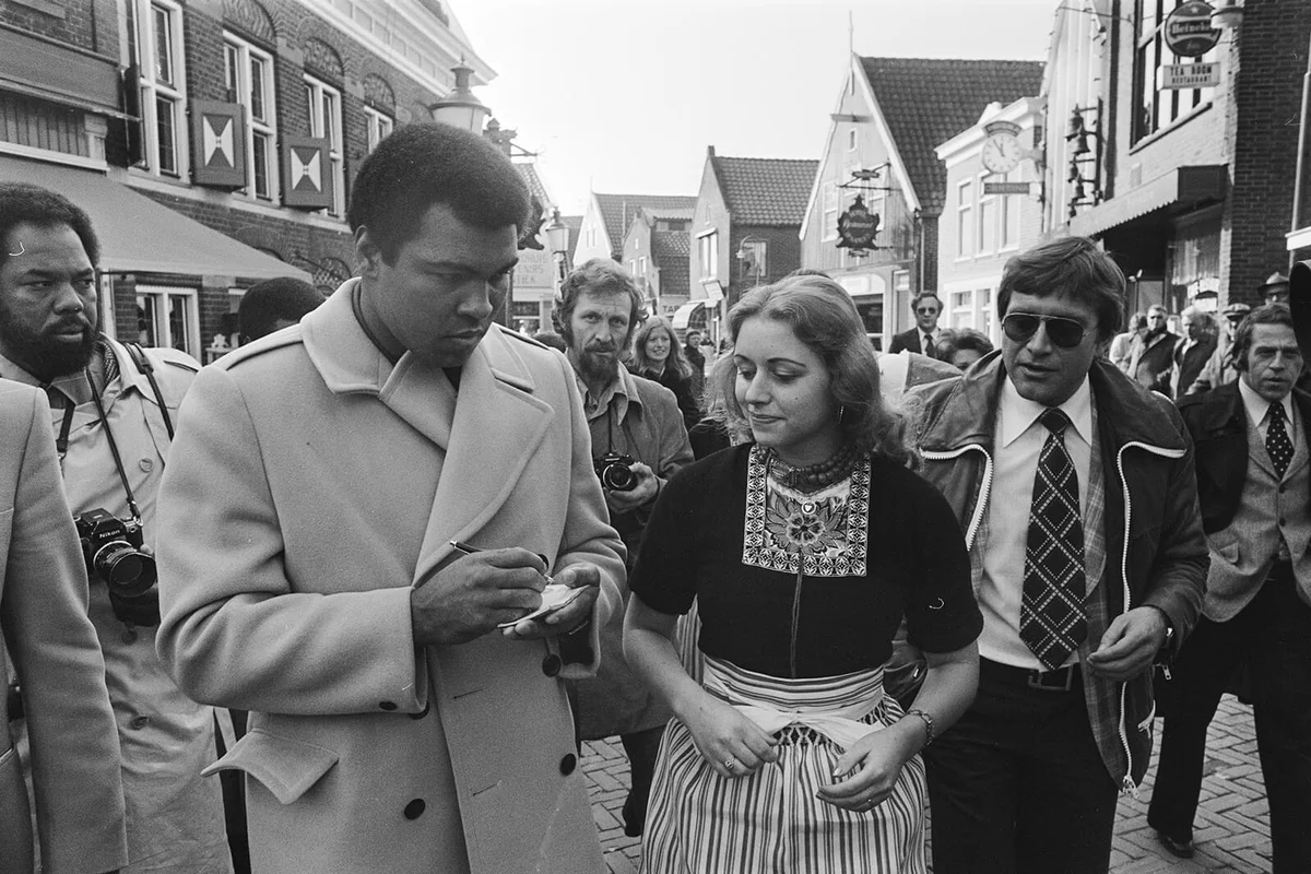 Muhammad Ali signing autographs for Volendam girls