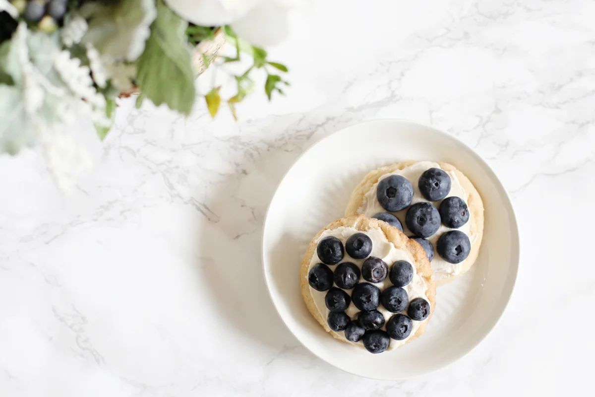 Fluff and berry crust