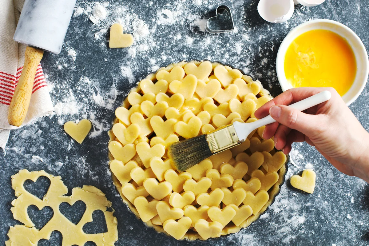 Making an apple pie from flaky pastry dough