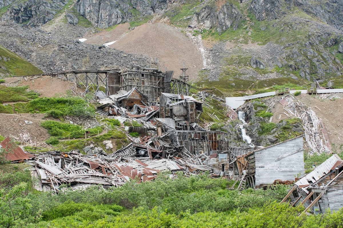 Decaying Mining Structures at Independence Mine