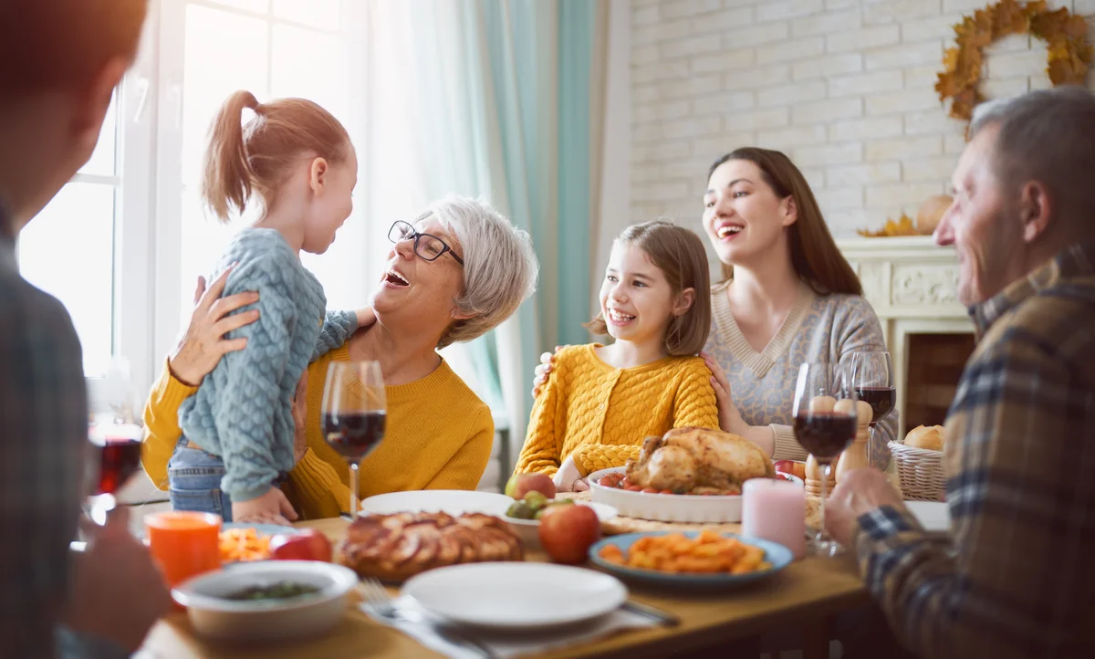 extended family eating dinner together