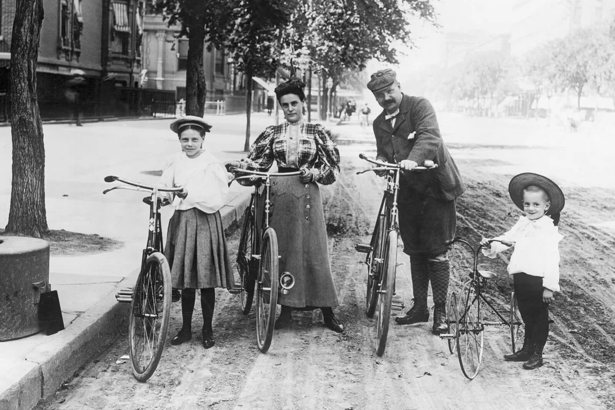 Family on bicycle outing in New York. Photograph, 1900. | Getty Editorial Use