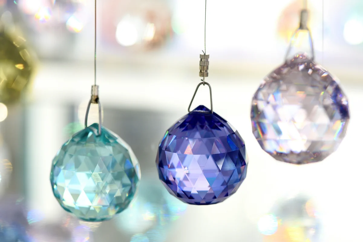 Color faceted crystals