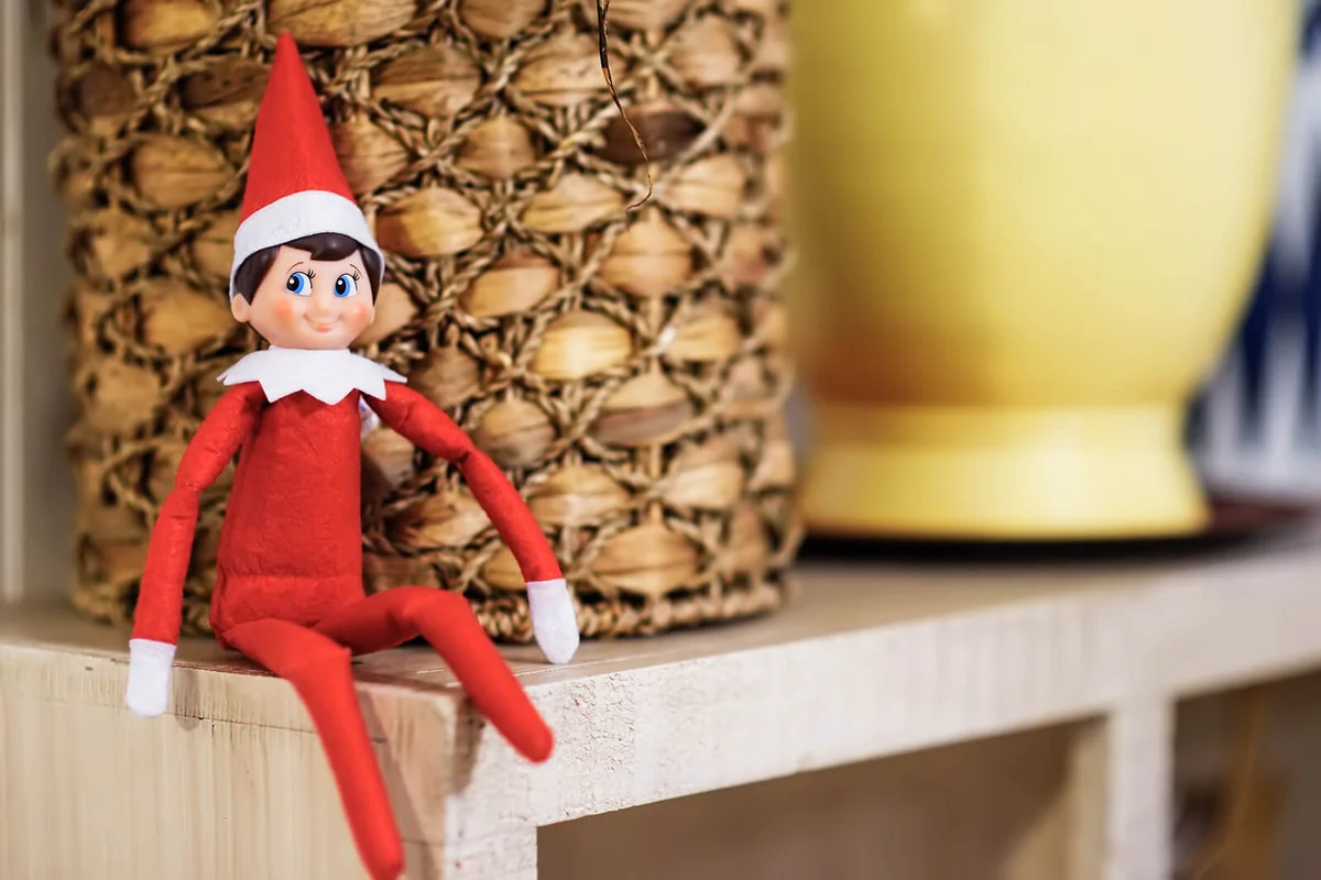 Funny Christmas toy the Elf on the Shelf | Photo 166342163 / Elf Shelf © Marysmn | Dreamstime.com