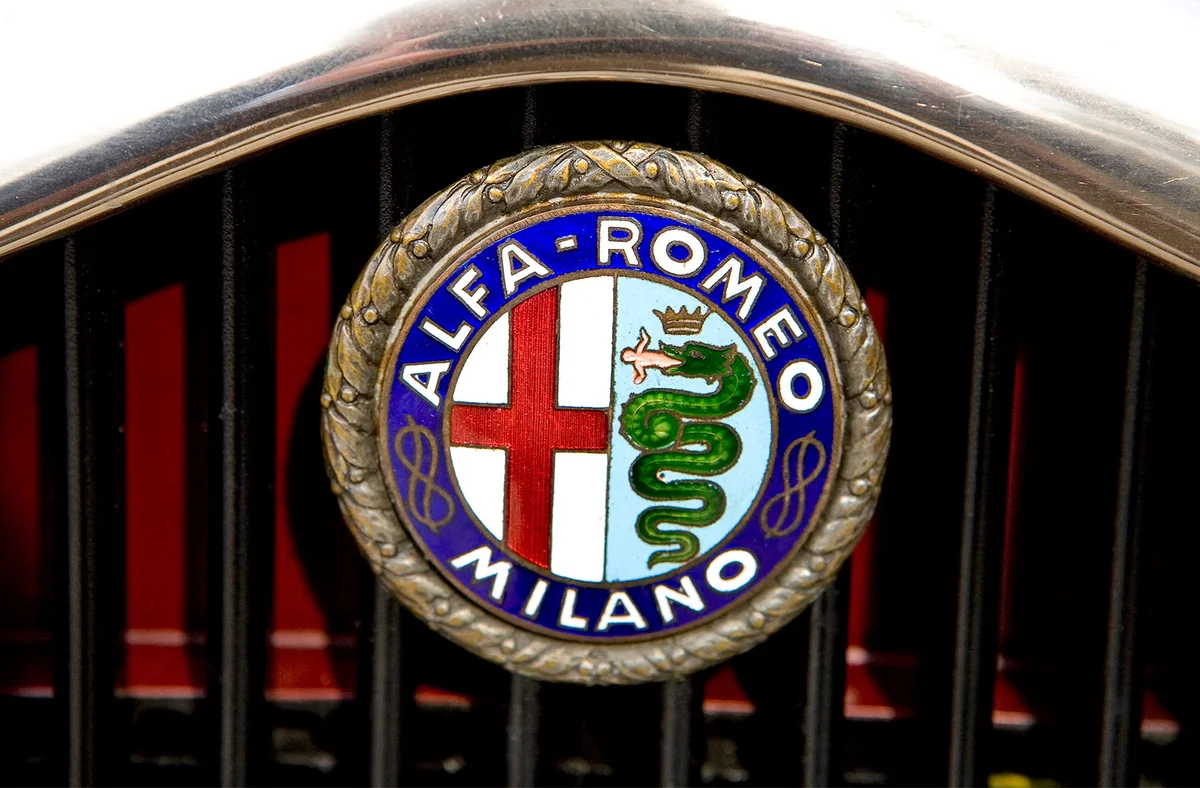 badge on grille of 1931 Alfa Romeo