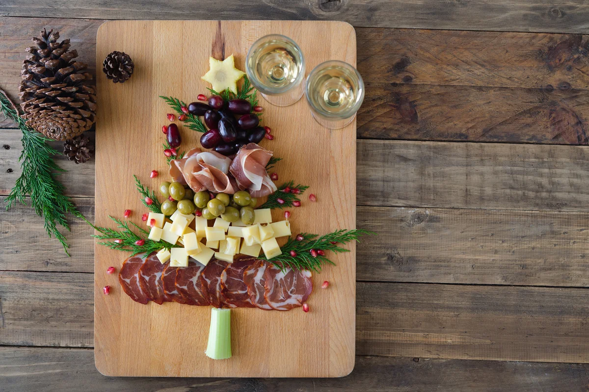Christmas tree-shaped cheese and charcuterie appetizer board
